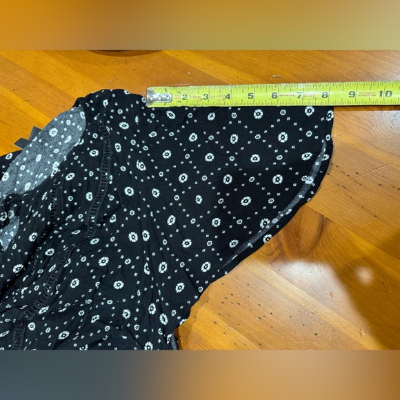 Lane Bryant size 22 short flutter sleeve blouse lightweight - Picture 6 of 7